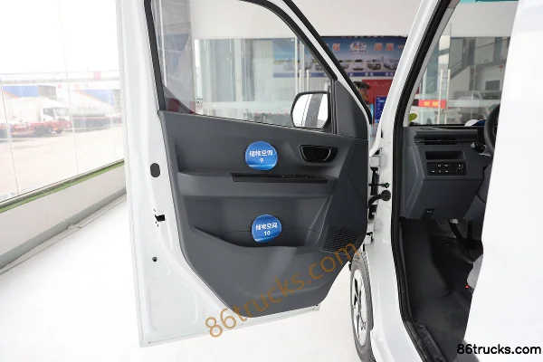 Jinbei Jiyun E6 Changyun Edition 2025 Model 2-seat standard roof pure electric panel van CATL 41.86kWh Cab (1) | 86Trucks