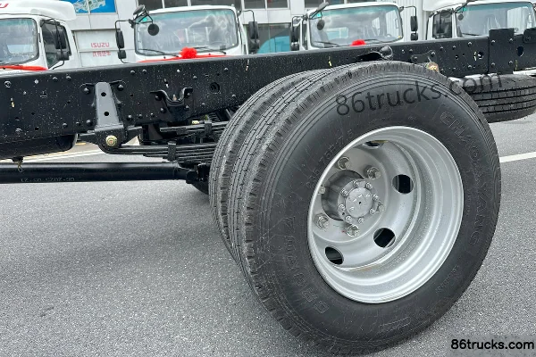 Qingling Isuzu KV800 150 hp 4X2(6 wheels) 4.145m single-row flatbed light truck Chassis (3) | 86Trucks