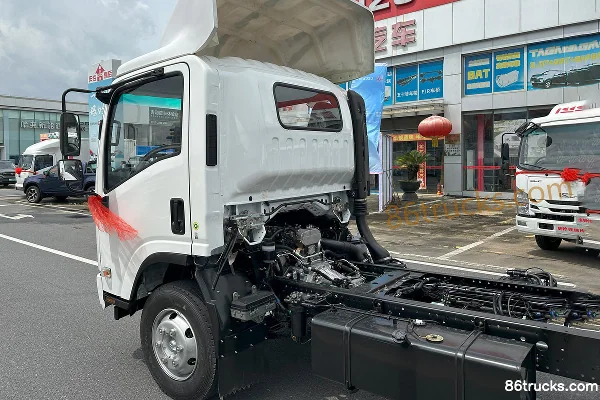 Qingling Isuzu KV800 150 hp 4X2(6 wheels) 4.145m single-row flatbed light truck Chassis (2) | 86Trucks