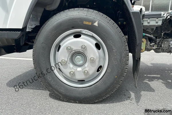 Qingling Isuzu KV800 150 hp 4X2(6 wheels) 4.145m single-row flatbed light truck Chassis (1) | 86Trucks