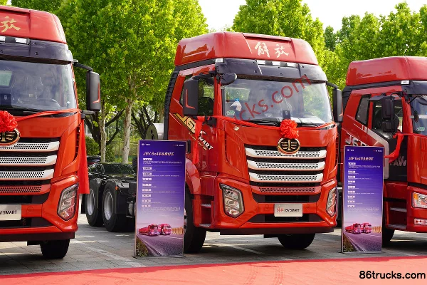 FAW Jiefang J6V SMART 12.5L LNG 480 hp 6X4(10 wheels) FAW Jiefang 12-speed tractor truck Exterior