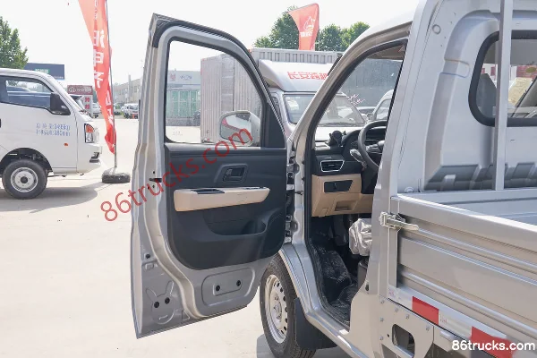 Changan Kuayue Xinbao T3 PLUS 1.6L Gasoline 122 hp 4X2(6 wheels) 5-Speed 3.1m Single Row Flatbed Micro Truck Cab (1) | 86Trucks
