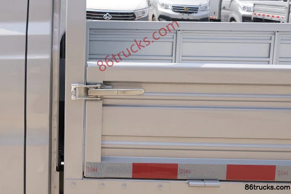 Changan Kuayue Xinbao T3 PLUS 1.6L Gasoline 122 hp 4X2(6 wheels) 5-Speed 3.1m Single Row Flatbed Micro Truck Body (3) | 86Trucks