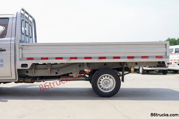 Changan Kuayue Xinbao T3 PLUS 1.6L Gasoline 122 hp 4X2(6 wheels) 5-Speed 3.1m Single Row Flatbed Micro Truck Body (2) | 86Trucks