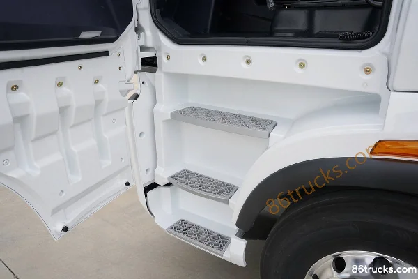 SANY Truck Jiangshan SE Standard Load 4X2(6 wheels) Electric Tractor Truck Eve 636kWh Cab (3) | 86Trucks