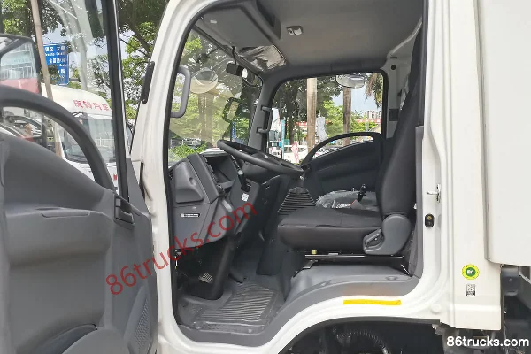 Isuzu Lingka Standard Load 2.5L Diesel 131hp 4X2(6 wheels) 5-Speed Medium Body 4.13m Single Row Van Light Truck Cab (1) | 86Trucks