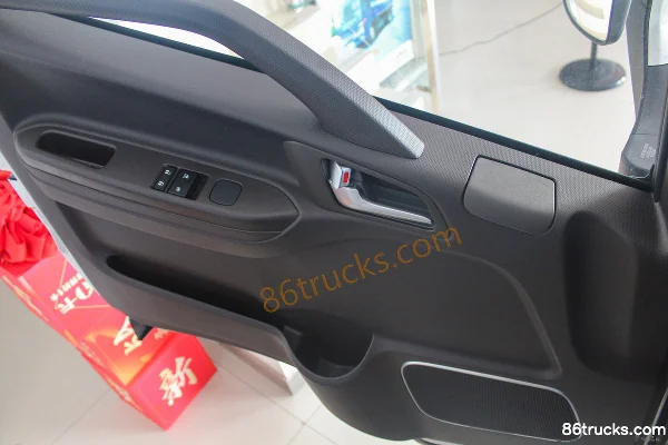 JAC Junling A6 2.5L Diesel 155hp 4X2(6 wheels) Xingrui 6-Speed 4.18m Single-row Flatbed Light Truck Cab (3) | 86Trucks
