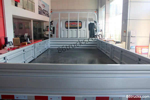 JAC Junling A6 2.5L Diesel 155hp 4X2(6 wheels) Xingrui 6-Speed 4.18m Single-row Flatbed Light Truck Body (2) | 86Trucks