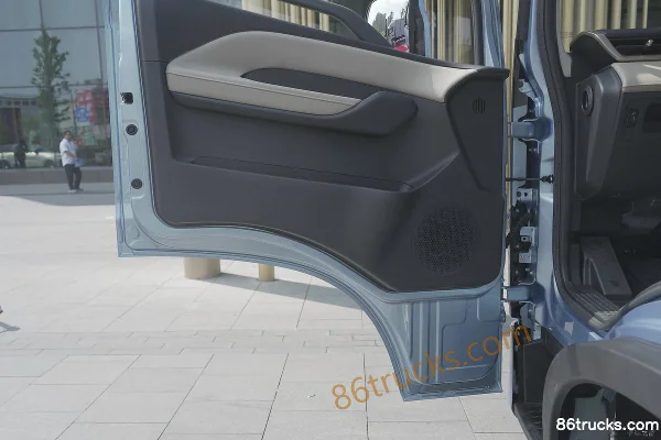 Yutong T6 Air Brake 4.2m Single Row Pure Electric Flatbed Light Truck Shenlan 155.332kWh 4X2(6 wheels) Cab (3) | 86Trucks