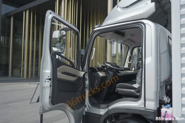 Yutong T6, frein pneumatique, camion léger fourgon 4,2 m, monoplace, 100 % électrique, Shenlan 155,332 kWh, 4X2(6 roues) Cabine (1) | 86Truc