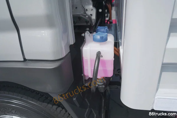 Yutong T6, frein pneumatique, camion léger fourgon 4,2 m, monoplace, 100 % électrique, Shenlan 155,332 kWh, 4X2(6 roues) Châssis (2) | 86Tru