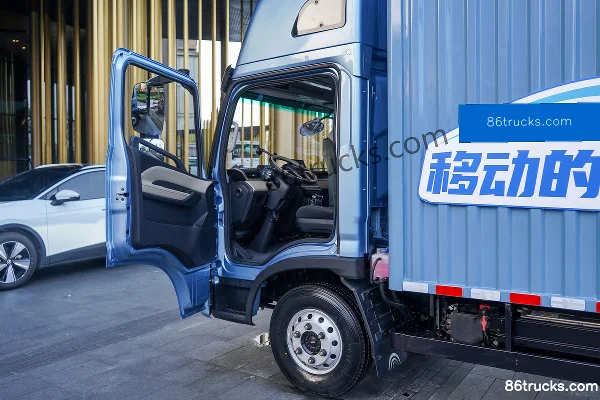 Yutong T6 High Roof 4.2m Single Row Electric Box Light Truck Shenlan 155.332kWh 4X2(6 wheels) Cab (1) | 86Trucks