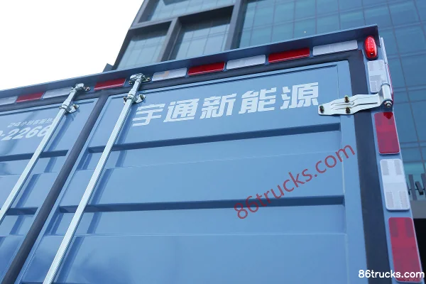 Yutong T6 High Roof 4.2m Single Row Electric Box Light Truck Shenlan 155.332kWh 4X2(6 wheels) Body (3) | 86Trucks