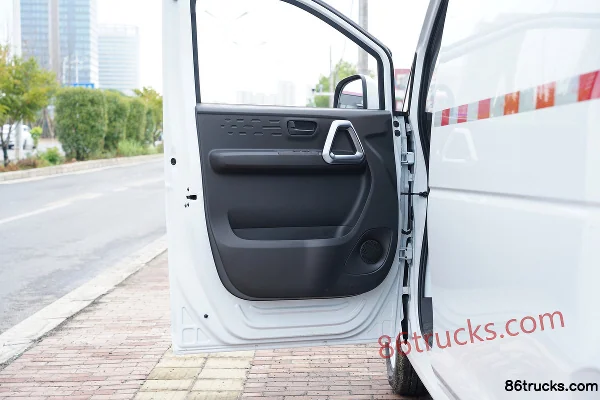 Dongfeng Ruilida V5 modèle 2025 1,6 L essence 122 ch 2 places fourgon fermé Cabine (3) | 86Trucks
