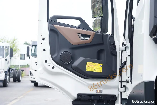 Dongfeng Tianjin KR PLUS 2025 330 hp 4X2(6 wheels) AMT Automatic 8m Refrigerated Truck Cab (2) | 86Trucks