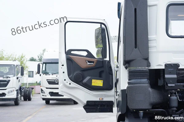 Dongfeng Tianjin KR PLUS 2025 330 hp 4X2(6 wheels) AMT Automatic 8m Refrigerated Truck Cab (1) | 86Trucks