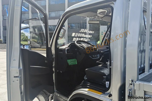 Yuejin Fuxing S100Q 2L CNG 122hp 4X2(6 wheels) Mengwo 5-Speed 4.2m Single-Row Flatbed Truck Cab (1) | 86Trucks