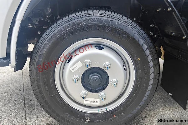 Yuejin Fuxing S100Q 2L CNG 122hp 4X2(6 wheels) Mengwo 5-Speed 4.2m Single-Row Flatbed Truck Chassis (1) | 86Trucks