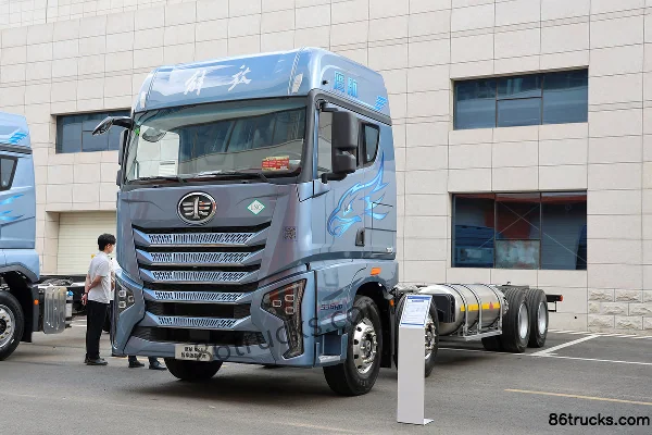 FAW Jiefang Qingdao Yinghang Zhixiang Edition 13.2L LNG 530hp 8X4(12 wheels) FAW Jiefang 12-speed 9.5m Side-gate Cargo Truck Exterior (3)