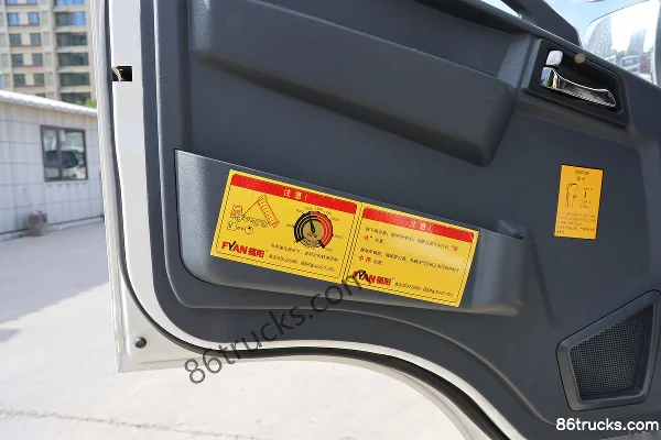 Sinotruk HOWO Hanjiang 160 ch 4X2(6 roues) camion benne à ordures (marque Tianxiang) Cabine (2) | 86Trucks