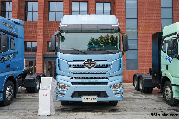 FAW Jiefang J7 Heavy Truck Classic Edition 460 hp 8X4(12 wheels) 9.4m Grain Silo Cargo Truck Exterior (2) | 86Trucks