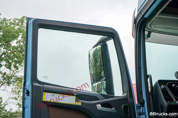 FAW Jiefang J7 Heavy Truck Classic Edition 460 hp 8X4(12 wheels) 9.4m Grain Silo Cargo Truck Cab (2) | 86Trucks