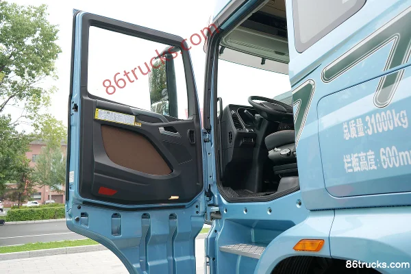 FAW Jiefang J7 Heavy Truck Classic Edition 460 hp 8X4(12 wheels) 9.4m Grain Silo Cargo Truck Cab (1) | 86Trucks