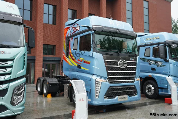 FAW Jiefang J7 Leading Edition 15.6L LNG 660hp 6X4(10 wheels) FAW Jiefang 12-Speed AMT Automatic Tractor Truck Exterior