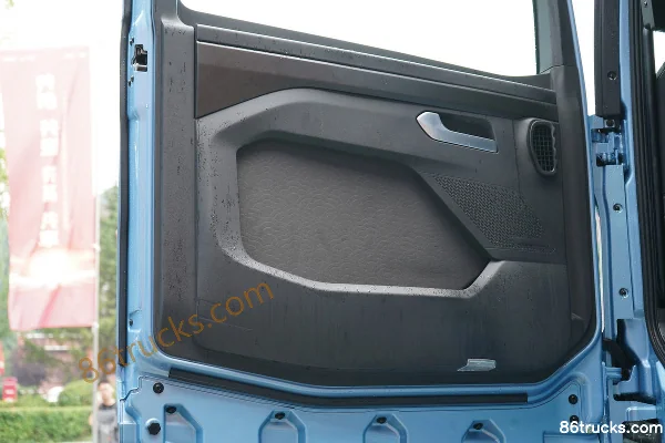 FAW Jiefang J7 Chuangling Edition 15L LNG 640 hp 6X4(10 wheels) FAW Jiefang 12-speed AMT Automatic Tractor Truck Cab (3) | 86Trucks