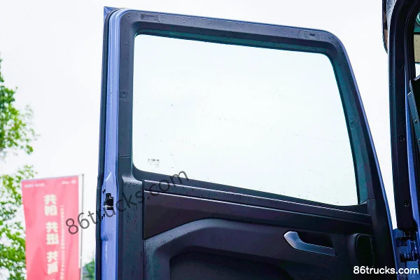 FAW Jiefang J7 Chuangling Edition 15L LNG 640 hp 6X4(10 wheels) FAW Jiefang 12-speed AMT Automatic Tractor Truck Cab (2) | 86Trucks