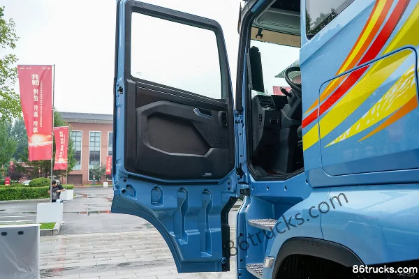FAW Jiefang J7 Chuangling Edition 15L LNG 640 hp 6X4(10 wheels) FAW Jiefang 12-speed AMT Automatic Tractor Truck Cab (1) | 86Trucks