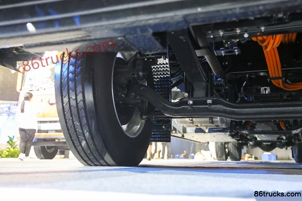 Yutong C331 4X2(6 wheels) 9.8m Pure Electric Cargo Van Shenlan 331kWh Chassis (2) | 86Trucks