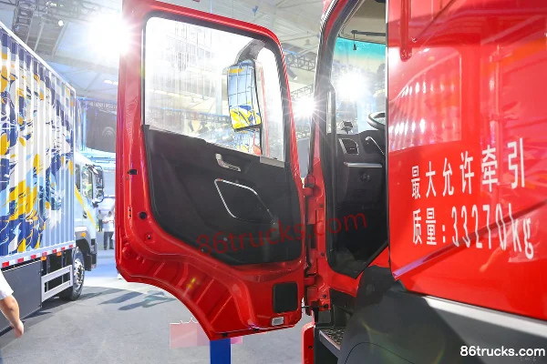 Yutong T400 4X2(6 wheels) Electric Tractor Truck CATL 400kWh Cab (1) | 86Trucks