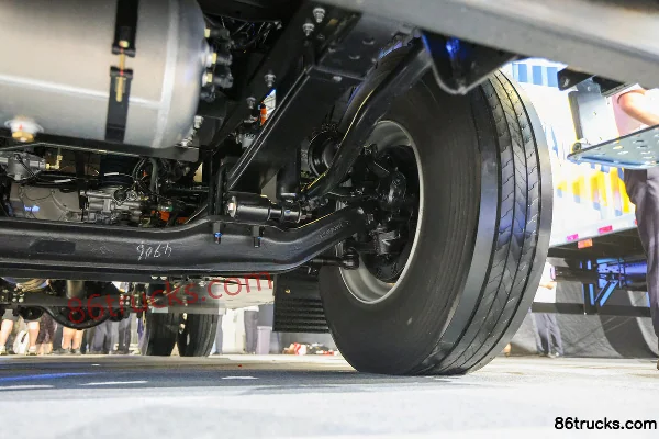 Yutong T400 4X2(6 wheels) Electric Tractor Truck CATL 400kWh Chassis (3) | 86Trucks