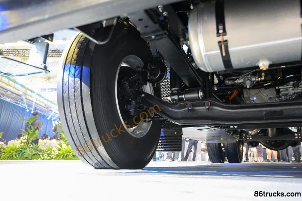Yutong T400 4X2(6 wheels) Electric Tractor Truck CATL 400kWh Chassis (2) | 86Trucks