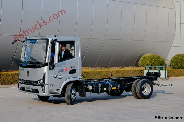 Lanqing Long X7 2.5L Diesel 180 hp 4X2(6 wheels) Fast Gear 8-Speed Wide Body 4.18m Single Row Flatbed Light Truck Exterior (2) | 86Trucks