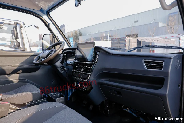 Lanqing Long X7 2.5L Diesel 180 hp 4X2(6 wheels) Fast Gear 8-Speed Wide Body 4.18m Single Row Flatbed Light Truck Cab (1) | 86Trucks