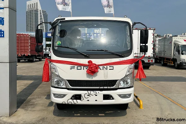 Foton 5 2.5L Diesel 150hp 4X2(6 wheels) WLY 5-Speed 4.18m Single-Row Stake Truck Exterior (2) | 86Trucks