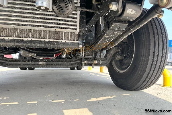 Foton 5 2.5L Diesel 150hp 4X2(6 wheels) WLY 5-Speed 4.18m Single-Row Stake Truck Chassis (3) | 86Trucks