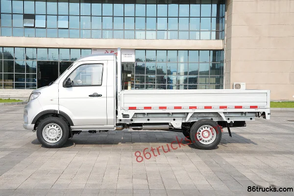 SRM Xinyuan T3 2026 Standard Edition 1.5L Gasoline 110hp 4X2(6 wheels) 2.7m Single Row Flatbed Mini Truck Exterior (3) | 86Trucks