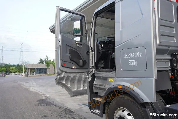 DeepWay Xingtu version composite 6X4(10 roues) tracteur routier 100% électrique à échange de batterie CATL 513 kWh Cabine (1) | 86Trucks
