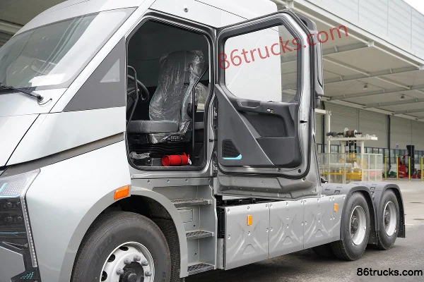 DeepWay Deepway Star 6X4(10 wheels) Electric Tractor Truck CATL 513kWh Cab (1) | 86Trucks