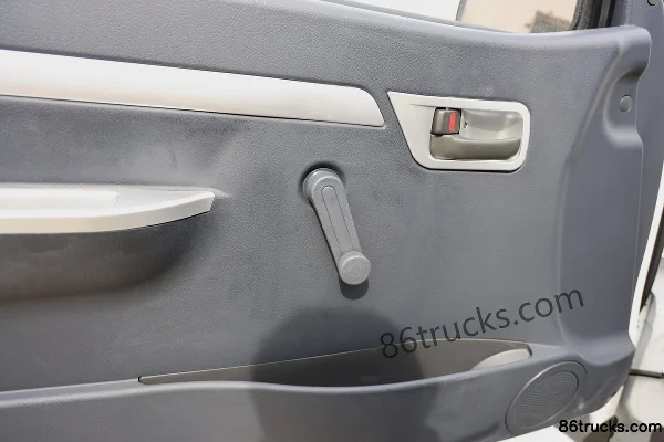 Shenyang Jinbei Hiace 2025 Model Xiangyun 2L Gasoline 136hp 2-Seat High Roof Enclosed Cargo Van Cab (2) | 86Trucks