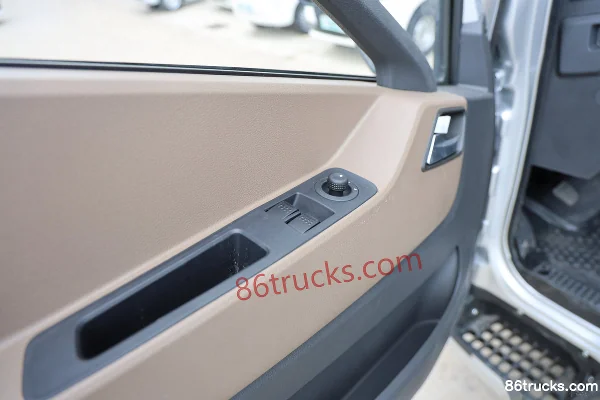 Yuejin Beyond H500 Daka 170hp 4X2(6 wheels) 4.09m Refrigerated Truck Cab (3) | 86Trucks