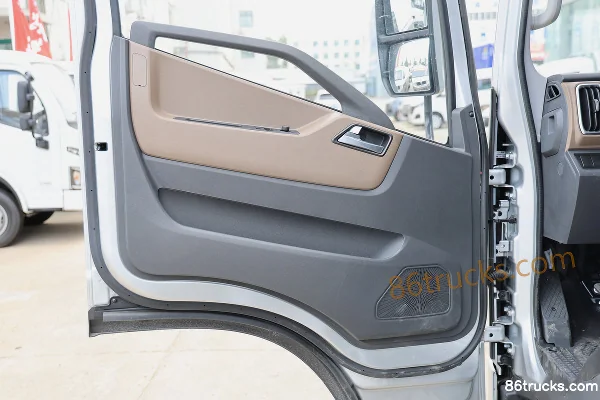 Yuejin Beyond H500 Daka 170hp 4X2(6 wheels) 4.09m Refrigerated Truck Cab (2) | 86Trucks