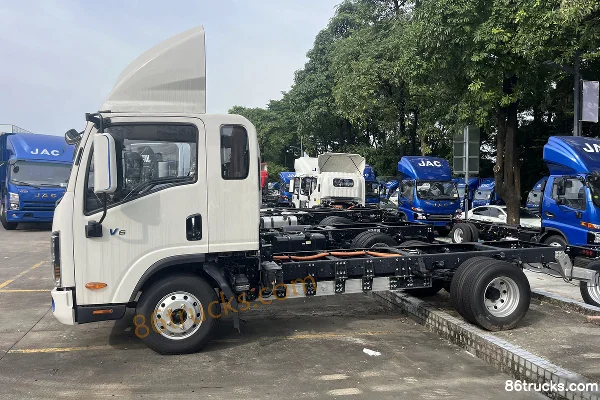 JAC EK6 3.85m Semi-Row Electric Stake Light Truck CATL 86.55kWh 4X2(6 wheels) Exterior (2) | 86Trucks