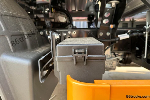 JMC Nouveau Shunda Version Luxe 2,5 L diesel 136 ch 4X2(6 roues) WLY 5 vitesses 3,3 m cabine avancée avec couchette Camion plateau léger Châ