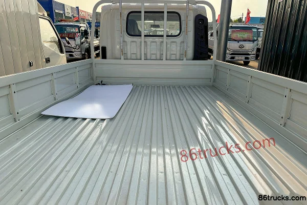 JMC Nouveau Shunda Version Luxe 2,5 L diesel 136 ch 4X2(6 roues) WLY 5 vitesses 3,3 m cabine avancée avec couchette Camion plateau léger Car