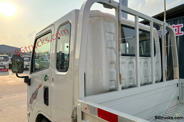 JMC Nouveau Shunda Version Luxe 2,5 L diesel 136 ch 4X2(6 roues) WLY 5 vitesses 3,3 m cabine avancée avec couchette Camion plateau léger Car