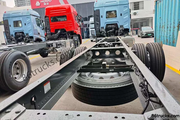 Sinotruk HOWO TS7 Classic Edition 6.9L Diesel 290 hp 4X2(6 wheels) Sinotruk 10-speed 9.6m Van Cargo Truck Cab (1) | 86Trucks